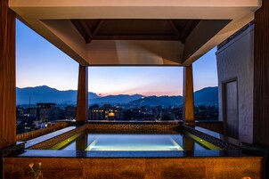 Bañera de hidromasaje al aire libre