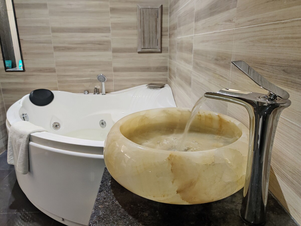 エグゼクティブ ルーム | バスルーム | シャワー、水圧マッサージシャワー、バスアメニティ (無料)、ヘアドライヤー