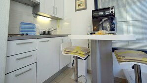 Studio | Private kitchen | Coffee/tea maker, fridge, stovetop, cookware/dishes/utensils - Studio Dub (Malinska-Dubasnica)
