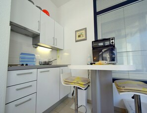 스튜디오 | 전용 주방 | 냉장고, 쿡탑, 커피/티 메이커, 조리 도구/접시/주방 기구