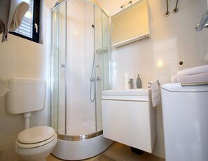 Studio | Bathroom