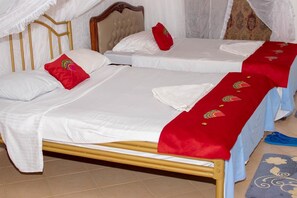 Kamer, 1 twee- of 2 eenpersoonsbedden | Een bureau, geluiddichte muren, gratis wifi