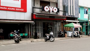 A Honda service center with a motorcycle parked in front. - Hotel O Monalisa Residence And Cafe (Padang)