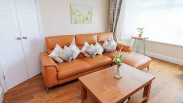 Cottage | Living area | TV