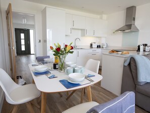 Cottage | Privékeuken | Een magnetron, een kookplaat, een vaatwasser, een kinderstoel