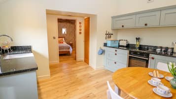 Cottage | Private kitchen | Fridge, microwave, stovetop, dishwasher