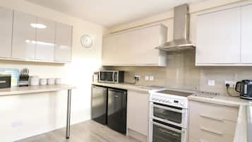 Refrigerador, placa de cocina, silla alta para bebés