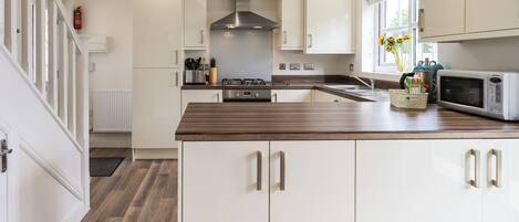 コテージ | 専用キッチン | 電子レンジ、コンロ、食器洗い機、調理器具と食器