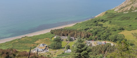 Uma vila costeira com casas e uma praia.