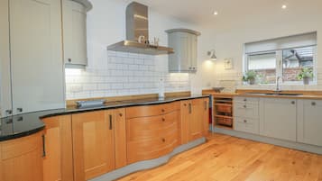 Cottage | Private kitchen | Fridge, microwave, stovetop, dishwasher