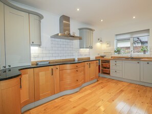 Cottage | Private kitchen | Fridge, microwave, stovetop, dishwasher - Number 11 (Beauly)