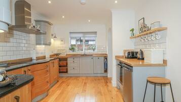 Cottage | Private kitchen | Fridge, microwave, stovetop, dishwasher