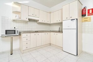 ثلاجة، ميكروويف، غلّاية كهربائية، محمصة خبز