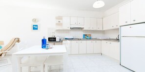 Kjøleskap, mikrobølgeovn, vannkoker og brødrister