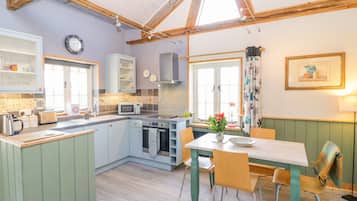 Cottage | Private kitchen | Microwave, stovetop, dishwasher, cookware/dishes/utensils