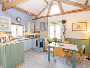 Cottage | Private kitchen | Microwave, stovetop, dishwasher, cookware/dishes/utensils - Little Willow (Blandford Forum)