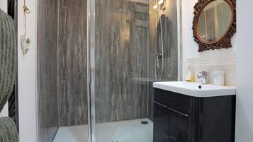 Cottage | Bathroom | Shower