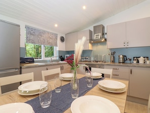 Cottage | Private kitchen | Dishwasher, cookware/dishes/utensils