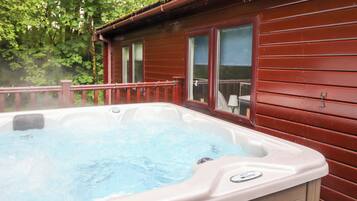 Cottage | Outdoor spa tub