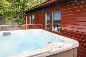 Cottage | Outdoor spa tub - 40 Skiptory Howe (Windermere)