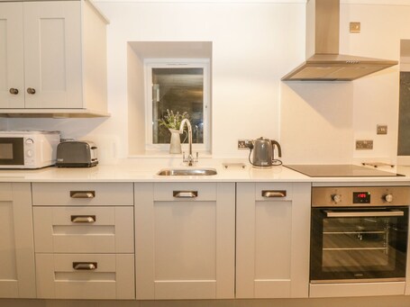 Riverside Cottage - Image 4