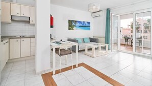 A modern apartment with a kitchen, dining area, and a balcony with a view. - Suite Nº 5 (1 double room and 1 single room) (Nerja)
