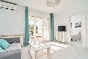 TV - Suite Nº 5 (1 double room and 1 single room) (Nerja)