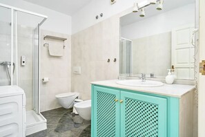 Secador de cabelo, toalhas de banho