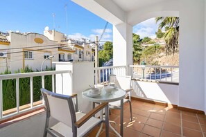 Unclassified image, 2 of 20, button