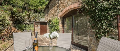 المنطقة المحيطة بالمنشأة