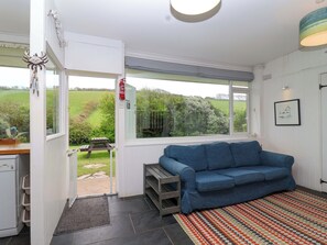 コテージ | リビング エリア | テレビ、DVD プレーヤー