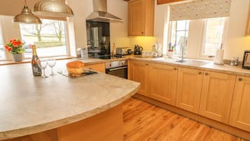Cottage | Private kitchen | Fridge, stovetop, cookware/dishes/utensils