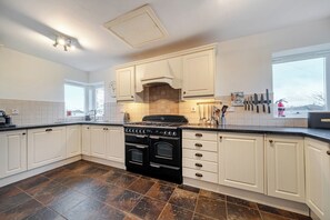 Microwave, stovetop, dishwasher, highchair - Curragho (Holyhead)