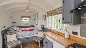 Cottage | 1 bedroom, individually decorated, individually furnished, free WiFi