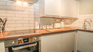 Cottage | Private kitchen | Stovetop, electric kettle, toaster, cookware/dishes/utensils