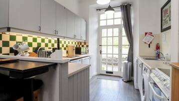 Cottage | Private kitchen | Dishwasher, cookware/dishes/utensils