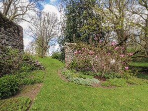 Cottage | Property grounds - 2 Riverside Walk (Skipton)