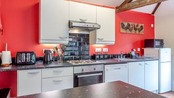 Cottage | Private kitchen | Fridge, microwave, stovetop, dishwasher