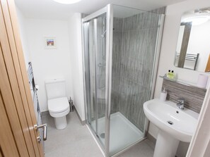 Cottage | Phòng tắm | Buồng tắm vòi sen, máy sấy tóc 