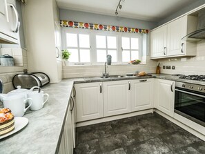 Cottage | Dapur pribadi | Mesin pencuci piring dan peralatan masak/sendok-piring