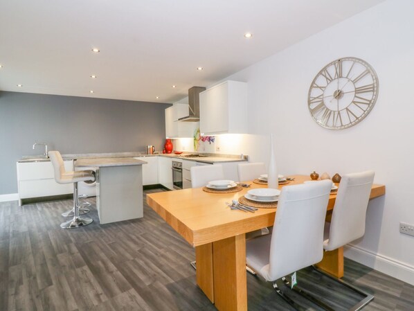 Fridge, stovetop, dishwasher, cookware/dishes/utensils - 38 The Parade (Walton on the Naze)