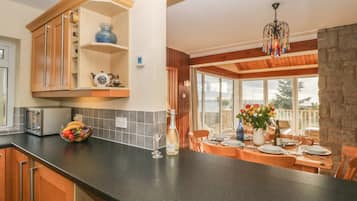 Cottage | Dapur pribadi | Mesin pencuci piring dan peralatan masak/sendok-piring