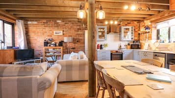 Cottage | Private kitchen | Fridge, microwave, stovetop, electric kettle