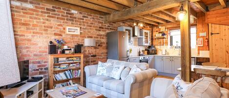 Cottage | Living area | TV, table tennis