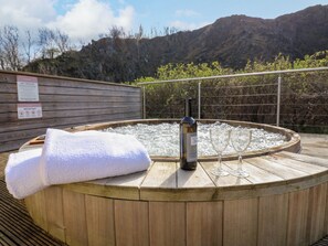 Cottage | Outdoor spa tub - Restharrow Lodge (Bamburgh)