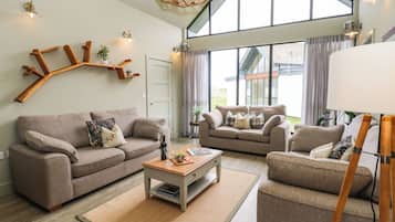 Cottage | Living area | TV