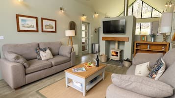 Cottage | Living area | TV