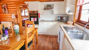 Cottage | Private kitchen | Dishwasher, high chair, cookware/dishes/utensils