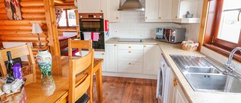 Cottage | Private kitchen | Dishwasher, high chair, cookware/dishes/utensils