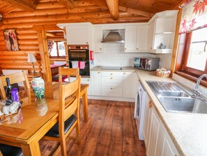 Cottage | Private kitchen | Dishwasher, high chair, cookware/dishes/utensils - Church View (Oakham)